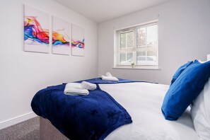 3 bedrooms, desk, iron/ironing board, WiFi - Contemporary 3 Bedroom Apartment near Chesterfield (Chesterfield)