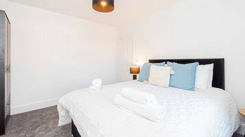 3 bedrooms, desk, iron/ironing board, WiFi