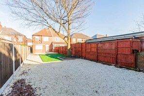 Property grounds - Spacious 3 BED Doncaster Home w Garden & Parking (Doncaster)