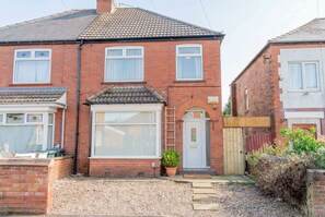 Exterior - Spacious 3 BED Doncaster Home w Garden & Parking (Doncaster)