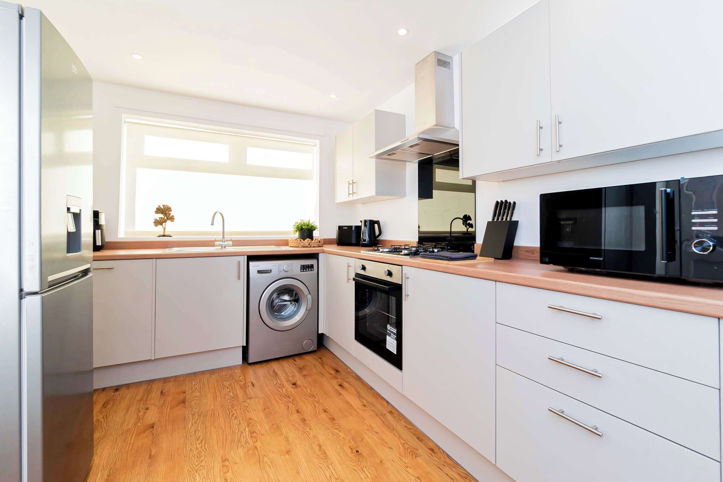 Kjøleskap, mikrobølgeovn, ovn og kokeplater