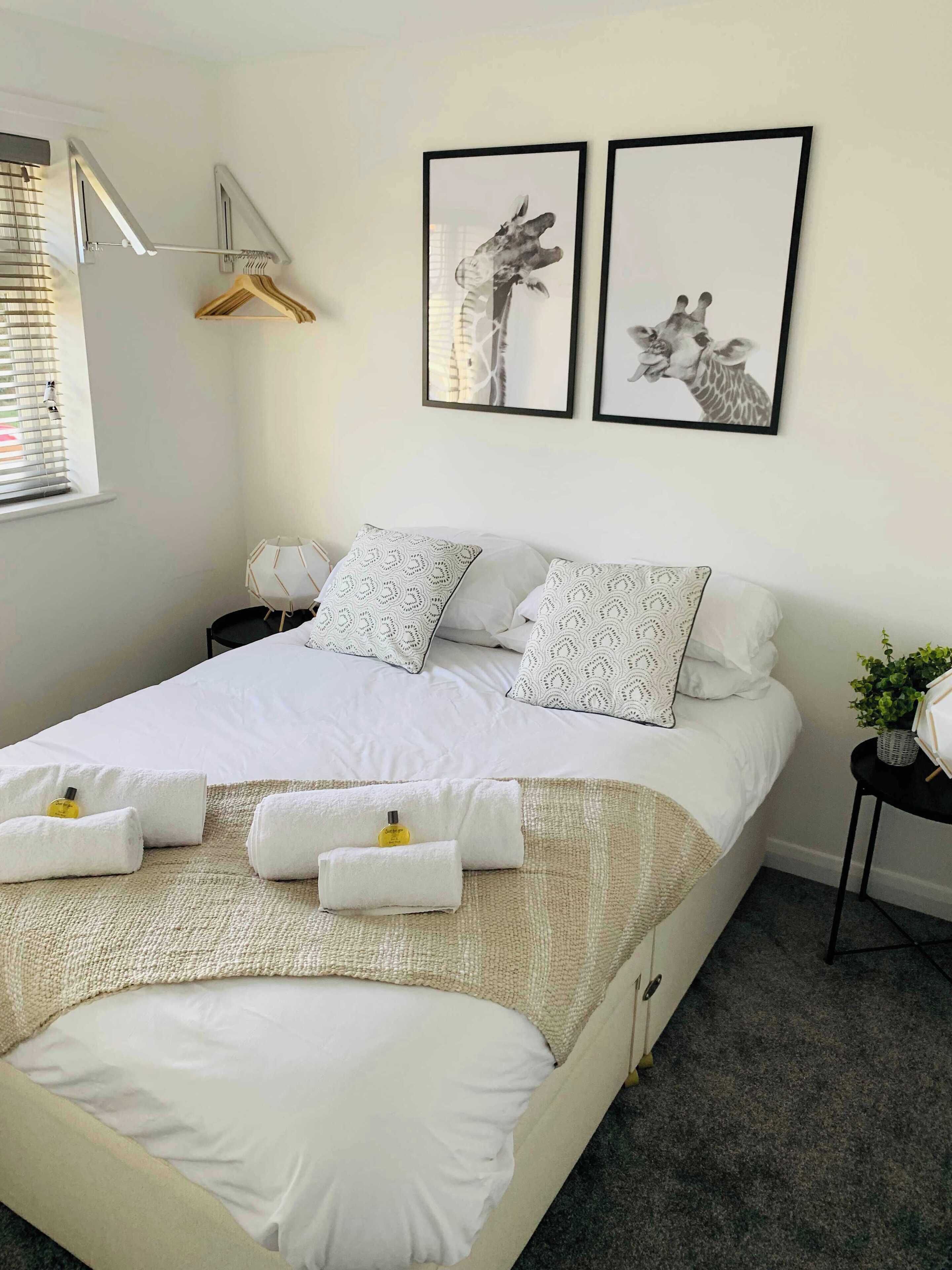 3 habitaciones, escritorio, tabla de planchar con plancha y wifi 