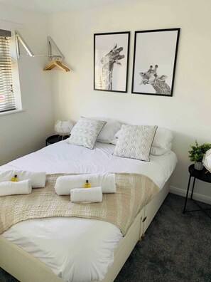 3 bedrooms, desk, iron/ironing board, WiFi - Bright & Modern 3 Bed Home with Garden in Farnham (Farnham)