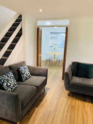 3BR Escape w/ Private Garden & BBQ in Farnham