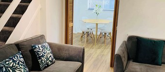 3BR Escape w/ Private Garden & BBQ in Farnham