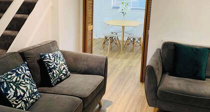 3BR Escape w/ Private Garden & BBQ in Farnham