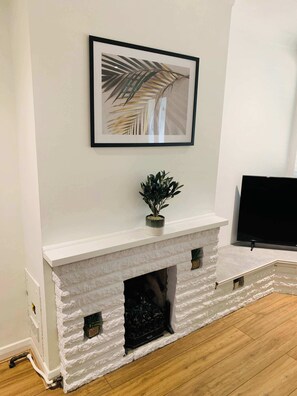 Interior - Bright & Modern 3 Bed Home with Garden in Farnham (Farnham)