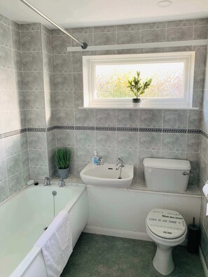 Shower, hair dryer, towels - Bright & Modern 3 Bed Home with Garden in Farnham (Farnham)