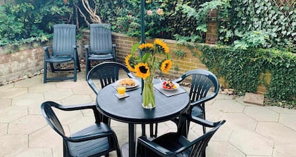 Spacious 3 Bedroom Home with Garden in Farnham