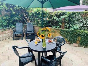 Outdoor dining - Bright & Modern 3 Bed Home with Garden in Farnham (Farnham)