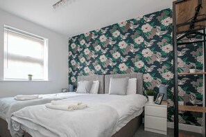 4 Schlafzimmer, Schreibtisch, Bügeleisen/Bügelbrett, WLAN