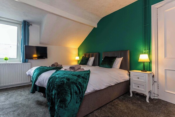 3 bedrooms, desk, iron/ironing board, internet