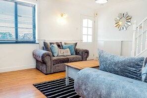 TV, offices - Modern and Spacious 4 Bedroom Home in Ipswich (Ipswich)