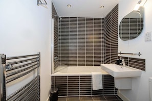 Dusche, Haartrockner, Handtücher