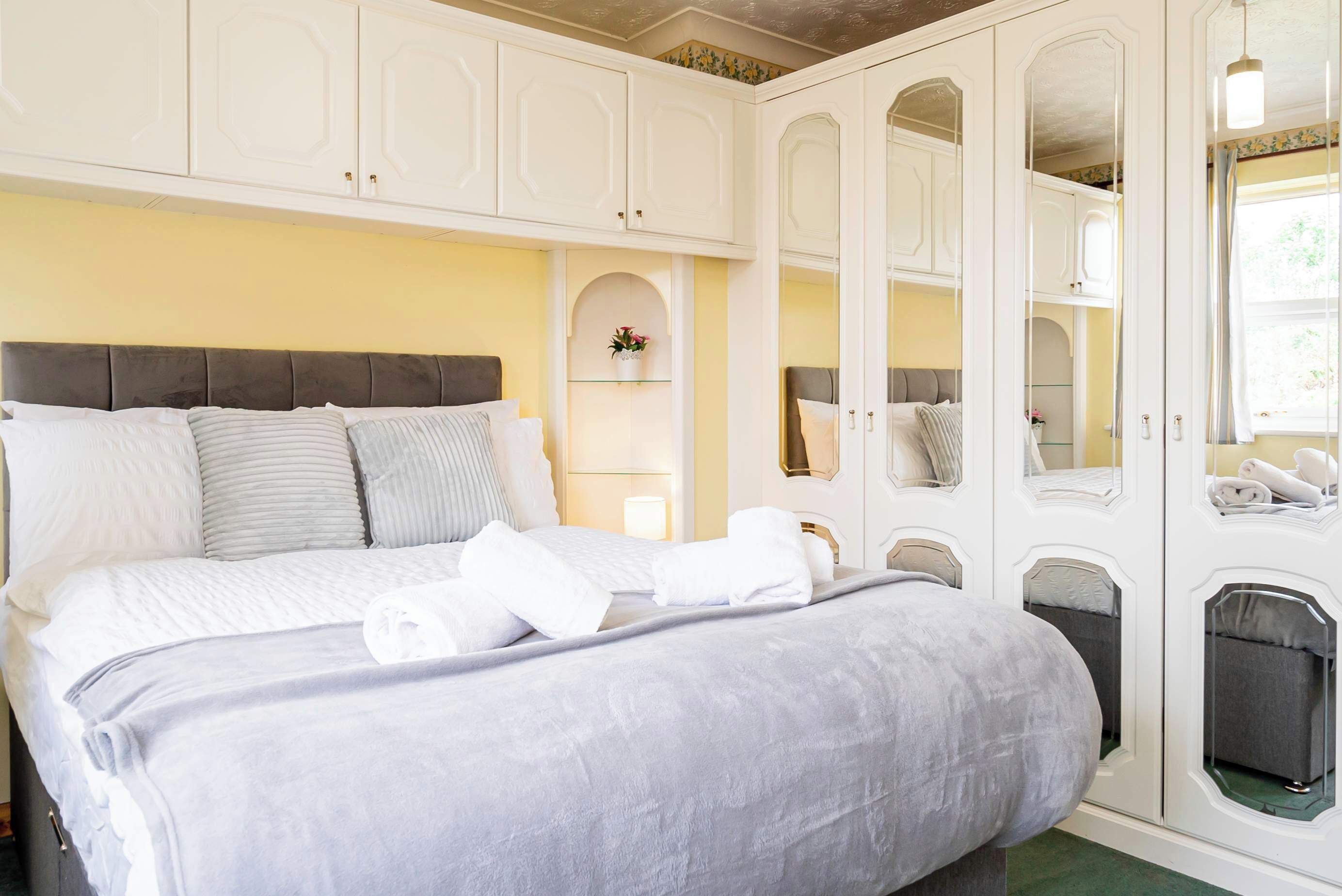 4 bedrooms, desk, iron/ironing board, WiFi