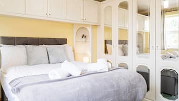 4 bedrooms, desk, iron/ironing board, WiFi