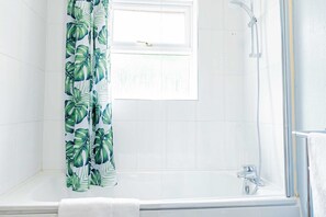 Een douche, een haardroger, handdoeken