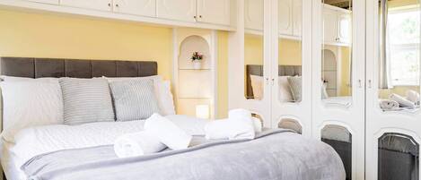 4 bedrooms, desk, iron/ironing board, WiFi