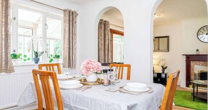 Contemporary 4BR Home | City Centre Access