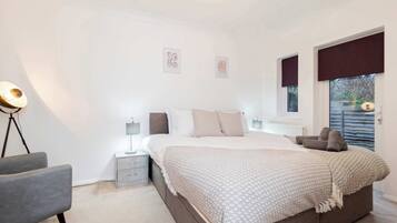 4 bedrooms, desk, iron/ironing board, WiFi