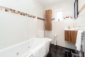 Bathroom - Free Parking | Spacious 4BR Home in Milton Keynes (Milton Keynes)