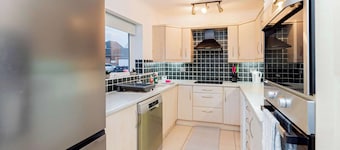 Spacious 4 Bed House w Parking in Milton Keynes
