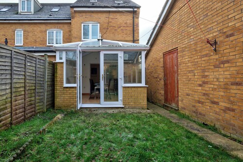 Spacious Hampton Hargate Home w Parking & Garden