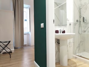 Quarto casal, 1 cama de casal, banheiro privativo | Frigobar, cofres nos quartos, escrivaninha