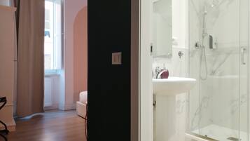 Camera doppia, 1 letto matrimoniale, bagno privato | Minibar, una cassaforte in camera, una scrivania, postazione laptop