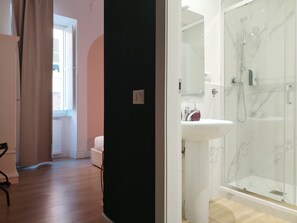 Dobbeltrom, 1 dobbeltseng, privat bad | Minibar, safe på rommet, skrivebord og skrivebord for bærbar PC