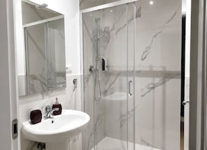 Habitación doble, 1 cama matrimonial, baño privado | Baño | Regadera, secadora de cabello, toallas, jabón