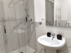 Habitación doble estándar, baño privado | Baño | Regadera, secadora de cabello, toallas, jabón