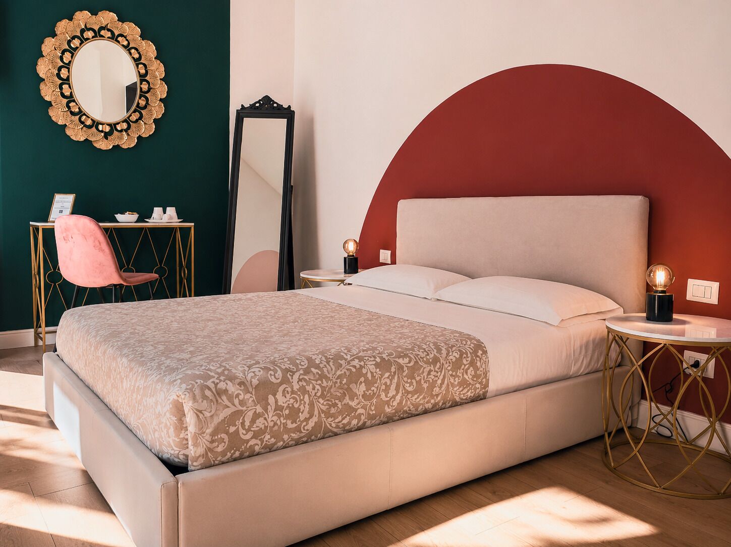 Habitación doble, 1 cama matrimonial, baño privado | Minibar, caja de seguridad en la habitación y escritorio 