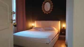 Singola Standard, 1 letto matrimoniale, bagno privato | Minibar, una cassaforte in camera, una scrivania, postazione laptop