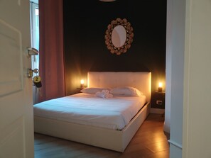 Standard Single Room, 1 Double Bed, Private Bathroom | Minibar, in-room safe, desk, laptop workspace - Enotri Guest House (Rome)