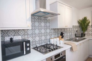 Kühlschrank, Mikrowelle, Ofen, Herdplatte