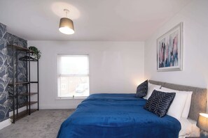 3 bedrooms, desk, iron/ironing board, WiFi - Contemporary 3BR Stay | Parking & Comfort (Rugby)