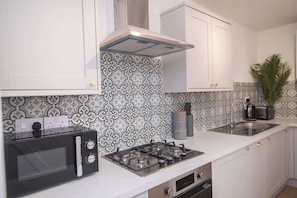Fridge, microwave, oven, stovetop - Contemporary 3BR Stay | Parking & Comfort (Rugby)