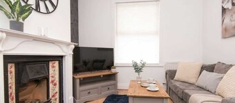 Modern 3BR Home with Free Parking & Fast Wi-Fi