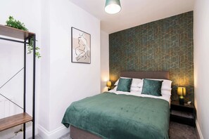 3 bedrooms, desk, iron/ironing board, WiFi