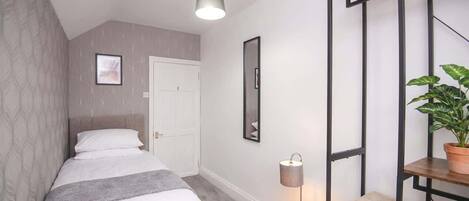 3 bedrooms, desk, iron/ironing board, WiFi