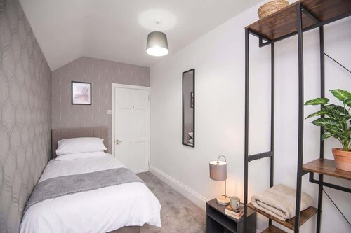 Modern 3BR Home with Free Parking & Fast Wi-Fi