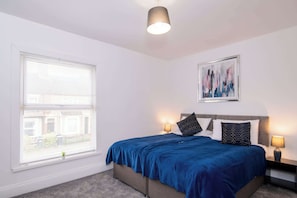 3 bedrooms, desk, iron/ironing board, WiFi - Contemporary 3BR Stay | Parking & Comfort (Rugby)