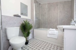 Douche, sèche-cheveux, serviettes fournies