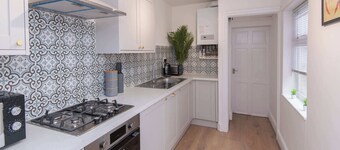 Modern 3 Bedroom Home in Central Rugby w Parking