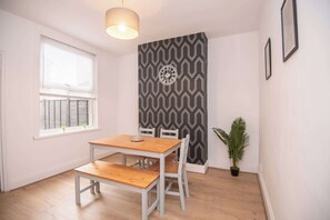 Dining - Modern 3 Bedroom Home in Central Rugby w Parking (Rugby)