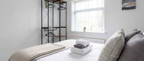 3 habitaciones, escritorio, tabla de planchar con plancha y wifi