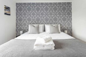 3 bedrooms, desk, iron/ironing board, WiFi