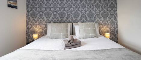 3 bedrooms, desk, iron/ironing board, WiFi