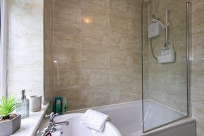 Dusche, Haartrockner, Handtücher, Shampoo